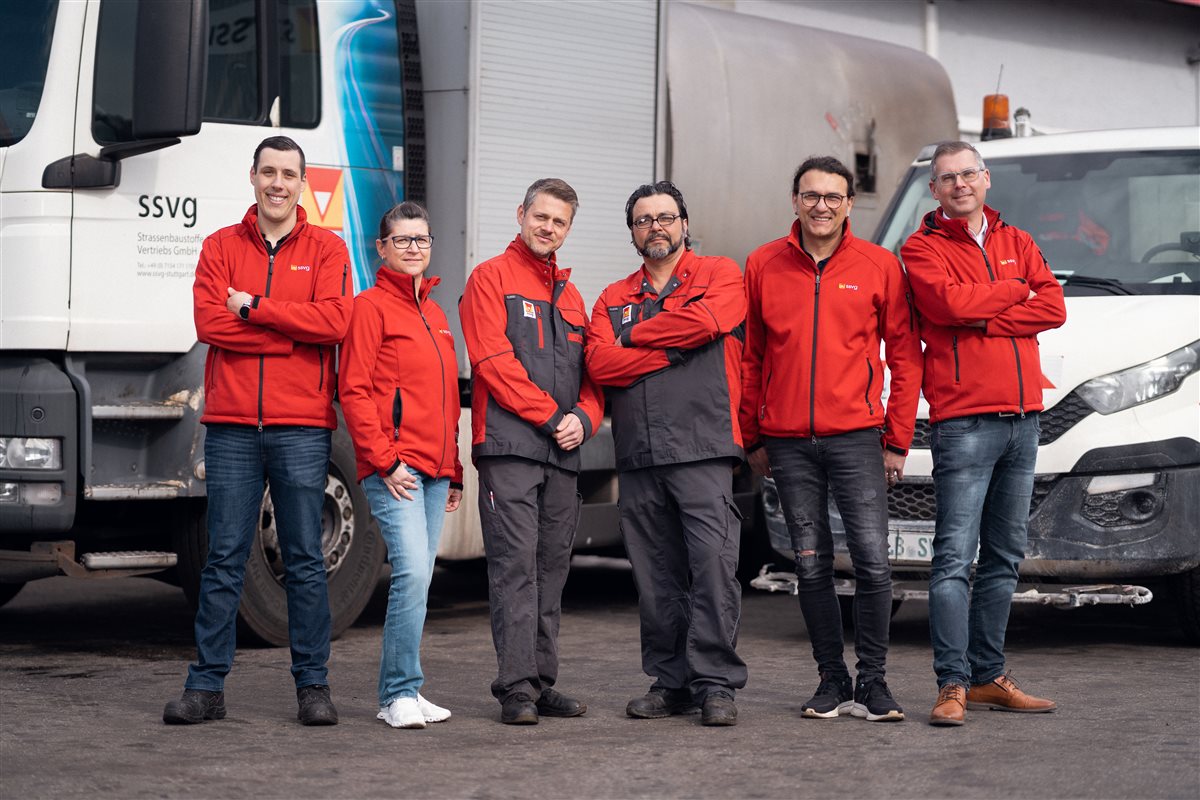 Das Team von SSVG - Strassenbaustoffe Stuttgart vor den Fahrzeugen